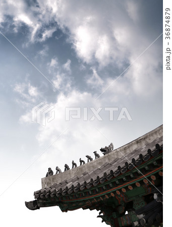 屋根 空 建物 36874879
