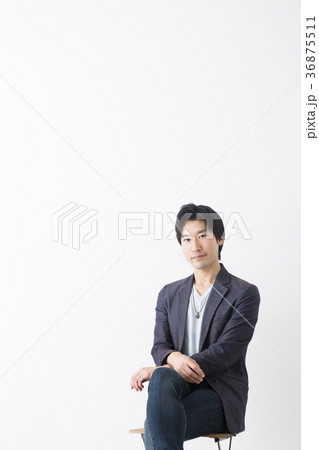 椅子に座る男性 36875511