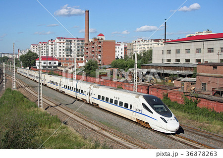 ハルビン近郊の在来線を走るCRH5型電車。2007/8/25 36878263