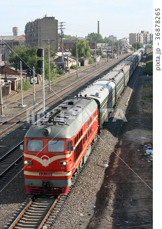 客車を牽く東風4B。2007/8/26 36878265