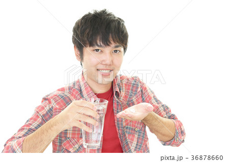 サプリメントを飲む男性 36878660
