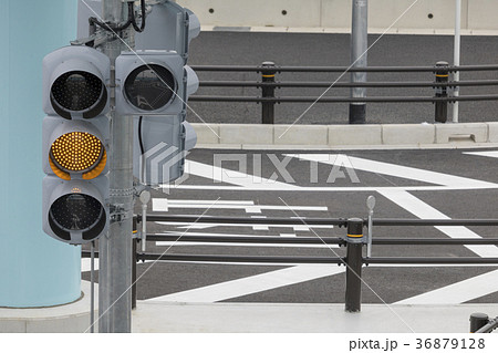 交差点の縦型信号機 36879128