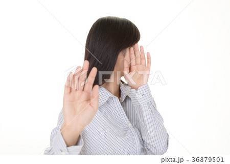 撮影拒否する女性 36879501