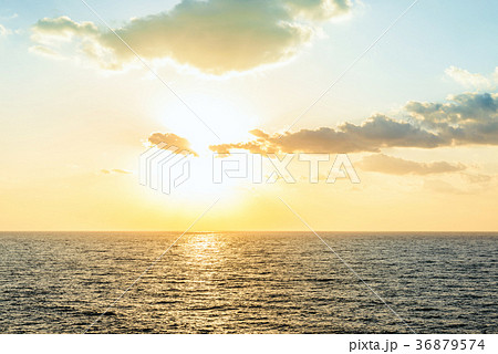 夕焼けの海辺 36879574