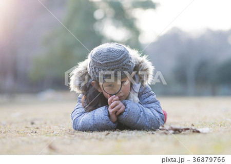 虫眼鏡で遊ぶ女の子 36879766