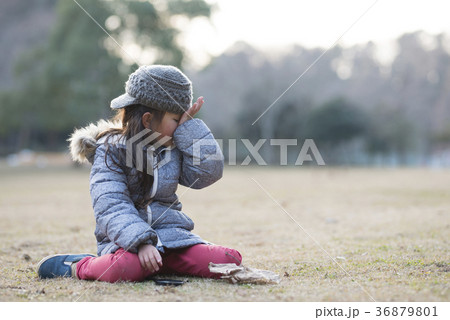 残念がる女の子の写真素材