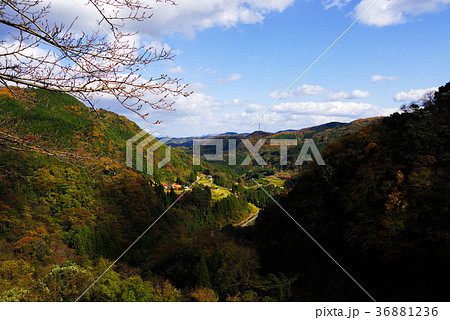 出雲市 佐田町 朝原 山間部からみた景色(2017年11月終盤) 出雲市 佐田町 朝原 山間部からみた景色(2017年11月終盤) 36881236