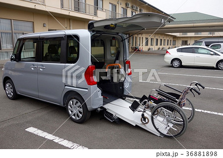 福祉車両に車椅子を入れる 36881898