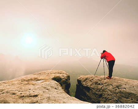 Photographr looking into dslr digital camera stand Photographr looking into dslr digital camera stand 36882042