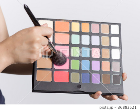メイクパレットを持つ女性の手 36882521