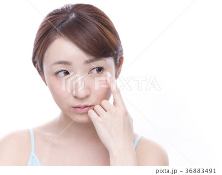 目元を指差す若い女性 目元を指差す若い女性 36883491