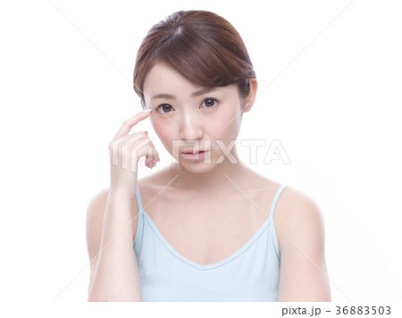 目元を指差す若い女性 目元を指差す若い女性 36883503