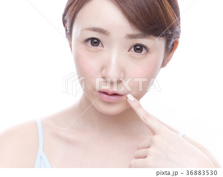 口元を指差す若い女性 口元を指差す若い女性 36883530
