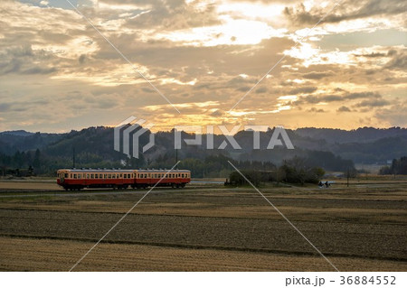 千葉県 小湊鉄道 夕方の上総川間駅 千葉県 小湊鉄道 夕方の上総川間駅 36884552
