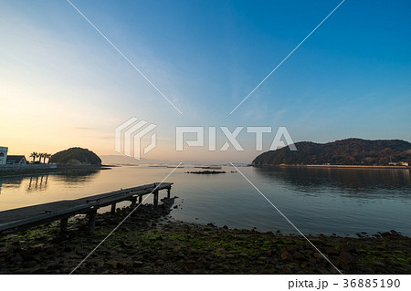島のある海の朝景 島のある海の朝景 36885190