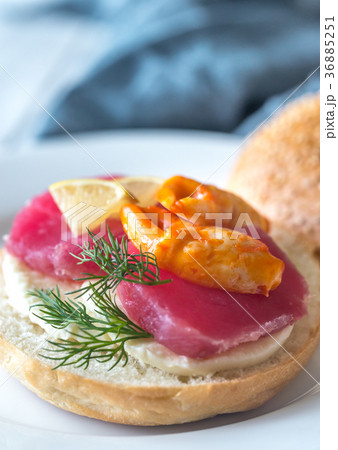 Sandwich with tuna, crab claw and mozzarella 36885251