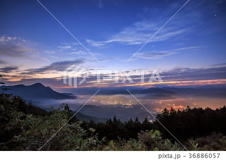 夜明け前の雲海 奈良県宇陀市鳥見山から 夜明け前の雲海 奈良県宇陀市鳥見山から 36886057