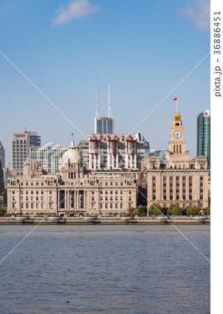 中国・上海の外灘　日中　縦構図 36886451