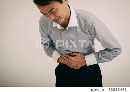 お腹が痛い中年男性　体調不良 36886471