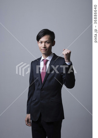 ガッツポーズをするスーツを着た若い男性 36886640