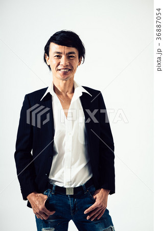 笑顔のミドル男性 ビジネスカジュアル 笑顔のミドル男性 ビジネスカジュアル 36887054