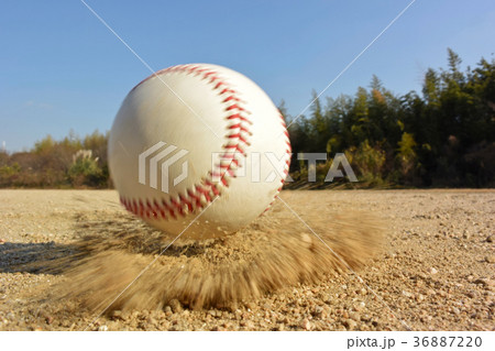 転がるボール スローシャッター 36887220