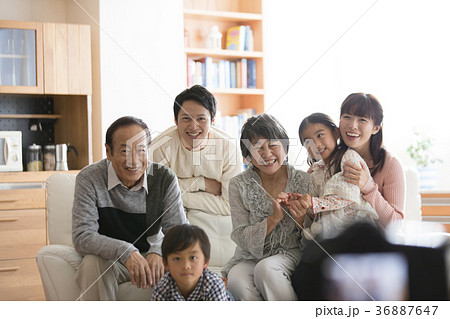 三世代 家族 団らん 笑顔 家族写真の写真素材