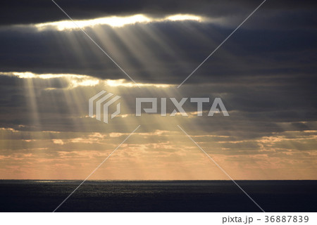 夕暮れの日本海に降り注ぐ光の筋 光芒の風景を撮影の写真素材 3679