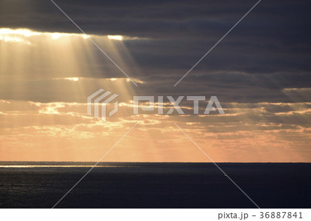 夕暮れの日本海に降り注ぐ光の筋 光芒の風景を撮影の写真素材