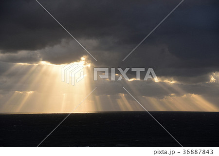 夕暮れの日本海に降り注ぐ光の筋 光芒の風景を撮影の写真素材