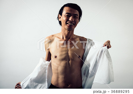 シャツを脱ぐミドル男性 ダイエットの写真素材 3695