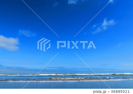 千葉県九十九里浜の殿下海水浴場の風景（青空、雲、波、砂浜） 36889321