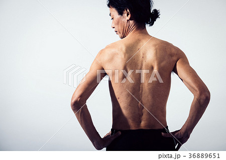 筋肉 ミドル男性 後ろ姿 広背筋 裸の写真素材
