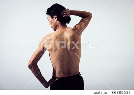 筋肉　ミドル男性　後ろ姿　広背筋 36889652