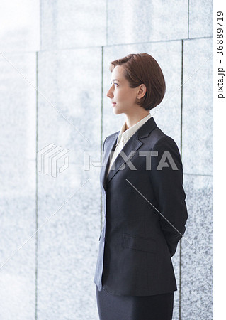 遠くを見つめる若い女性(ビジネスイメージ) 遠くを見つめる若い女性(ビジネスイメージ) 36889719