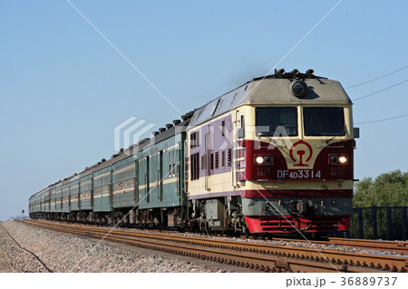 DF4D牽引の緑皮客車。2007/8/28 36889737
