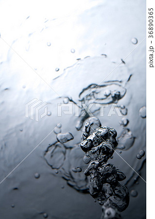 水　気泡 36890365