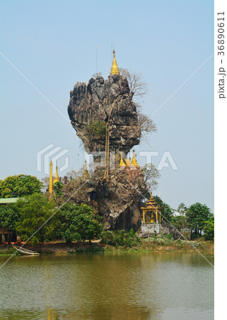 ミャンマー、パアンの岩上仏塔 36890611