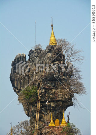 ミャンマー、パアンの岩上仏塔 36890613