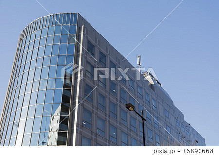 ガラス壁のオフィスビル 36890668