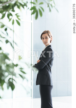 タブレットPCを持つ女性(ビジネスイメージ) タブレットPCを持つ女性(ビジネスイメージ) 36890776