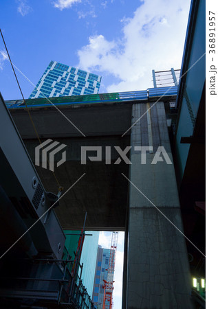 渋谷再開発 鉄道ガード下から見る首都高と建設中の高層ビル 2017年12月 b 渋谷再開発 鉄道ガード下から見る首都高と建設中の高層ビル 2017年12月 b 36891957