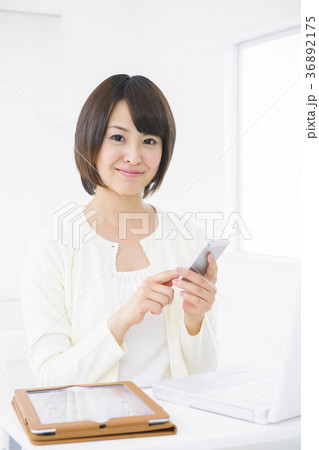 ビジネス 女性 オフィス 若い女性 ビジネス 女性 オフィス 若い女性 36892175