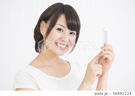 女性 若い女性 笑顔 人物 かわいいの写真素材