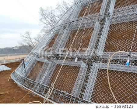 急傾斜地は崩壊防止の工事が必要です 36893123