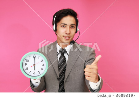 時計を持つ笑顔のオペレーター 36893197