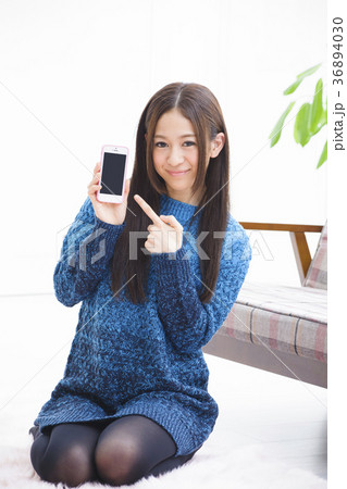女性　若い女性　笑顔　ライフスタイル 36894030