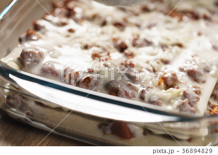 cooking homemade lasagna on kitchen closeup cooking homemade lasagna on kitchen closeup 36894829