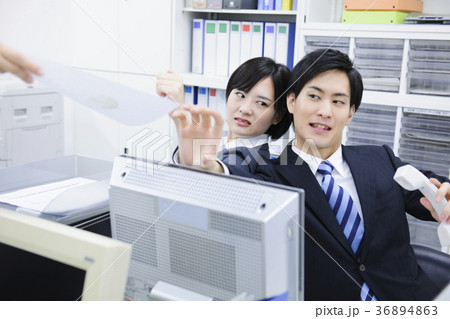 オフィス 仕事をするビジネスマン オフィス 仕事をするビジネスマン 36894863