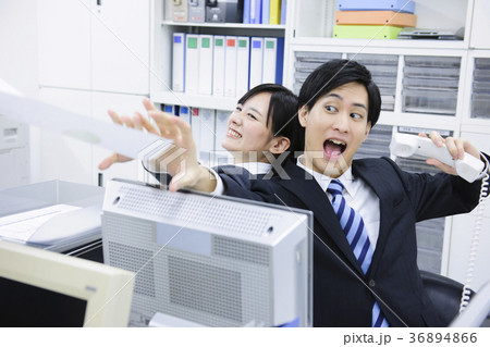 オフィス　仕事をするビジネスマン　 36894866